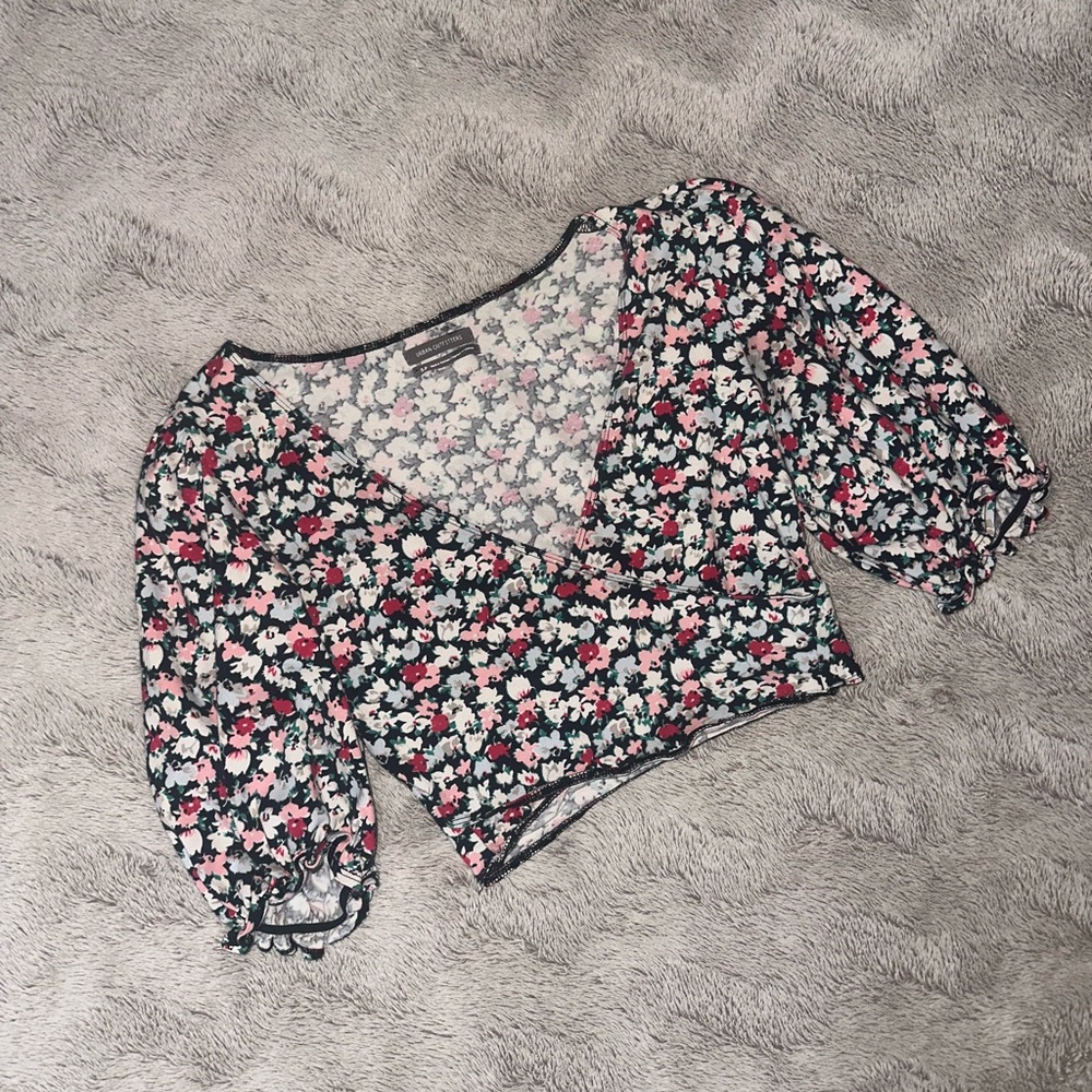Deep V Cross-Over Floral Puff Sleeve Crop Top